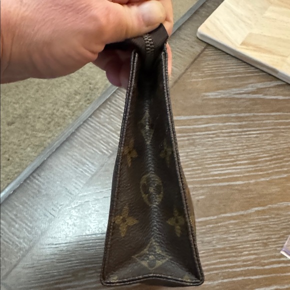 Louis Vuitton Monogram Toiletry Pouch 19 made of classic monogram canvas - Picture 4 of 8